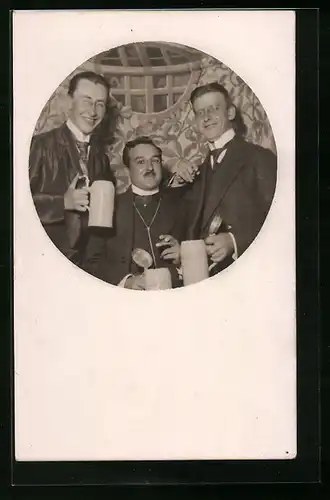 Foto-AK Drei Studenten mit steifen Krägen und Bierkrügen im Passepartout