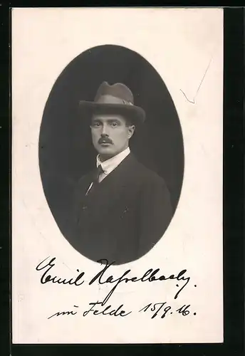 Foto-AK Junger Herr mit Hut und Schnurrbart im Passepartout