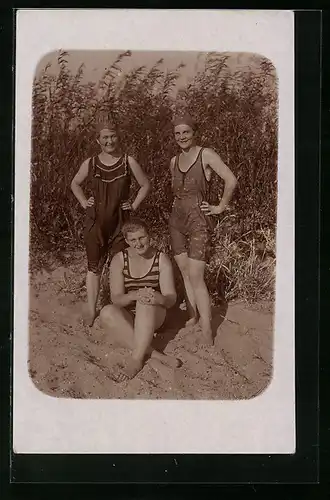 AK Drei junge Frauen in Badeanzügen am Strand