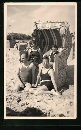 AK Zwei Paare in Badeanzügen am Strandkorb