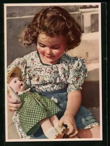 AK Mädchen spielt mit seiner Puppe