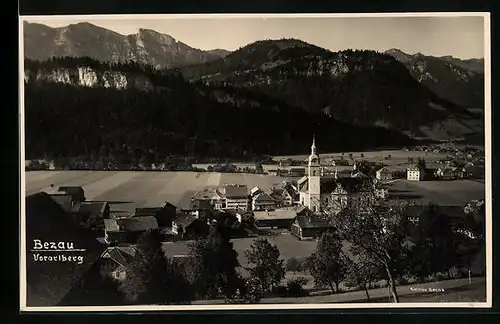 AK Bezau, Ortsansicht mit Bergkette