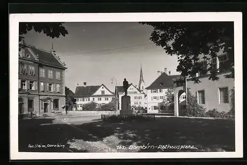 AK Dornbirn, Rathausplatz mit Brunnen und Blick auf Kirchturm
