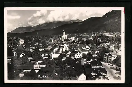 AK Bludenz, Stadtansicht mit Wolken über den Bergen