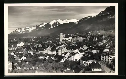 AK Bludenz, Teilansicht aus der Vogelschau mit Strasse und schneebedeckten Bergen