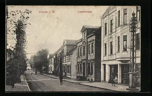 AK Voerde i. W., Partie in der Lindenstrasse mit Strommast, Geschäft und Strassenbahnschienen