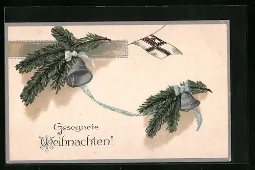 Präge-AK Weihnachtsgrüsse, Tannenzweige mit Glöckchen und Flagge der kaiserlichen Marine