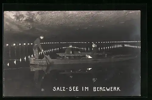 AK Boot auf einem Salz-See im Salzbergwerk