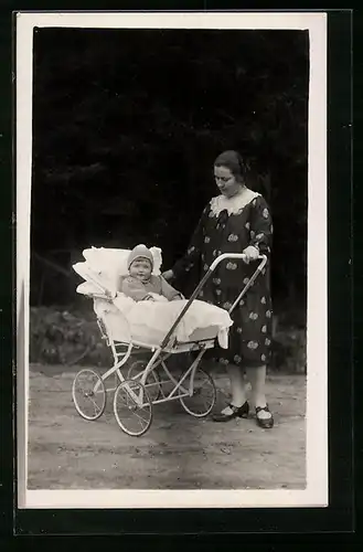 Foto-AK Mutter mit Kleinkind im Kinderwagen