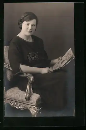 Foto-AK Lesende Dame auf dem Sessel
