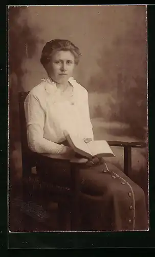 Foto-AK Dame in weisser Bluse liest ein Buch