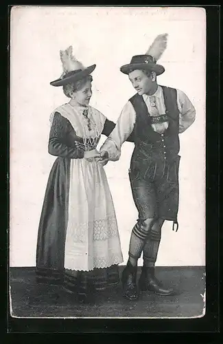 AK Volkstanz, Paar in Tracht mit Federhüten