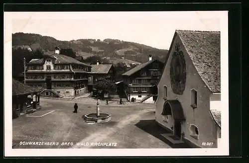 AK Schwarzenberg i. Breg. Wald, Kirchplatz mit Brunnen