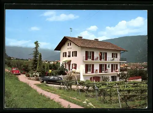 AK Nals, Pension Sonnenheim mit Einfahrt und Blick auf den Ort