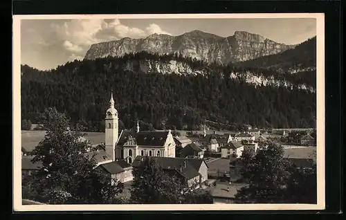 AK Bezau im Bregenzerwald, Gesamtansicht gegen Gebirgsmassiv