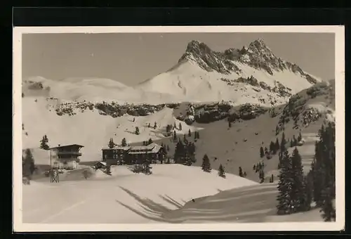 AK Schröcken i. Bregenzerwald, Wintersportplatz mit Körberseehotel aus der Ferne