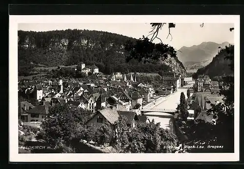 AK Feldkirch, Totalansicht mit Waldlandschaft