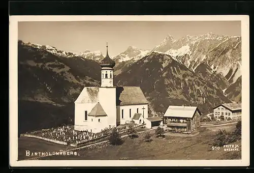 AK Bartholomäberg, Kirche mit Kirchhof von der Strasse gesehen