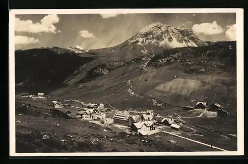 AK Zürs am Arlberg, Gesamtansicht mit Umgebung und Berg