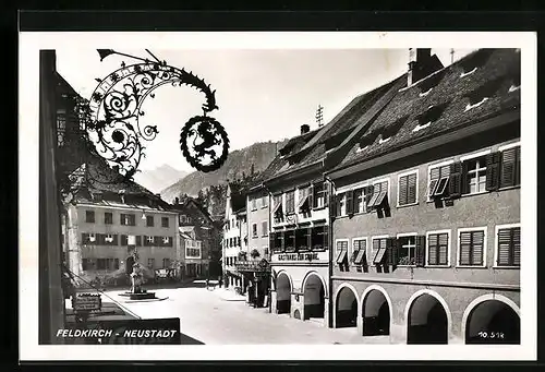 AK Feldkirch-Neustadt, Strassenpartie mit Gasthaus zur Sonne und Brunnen