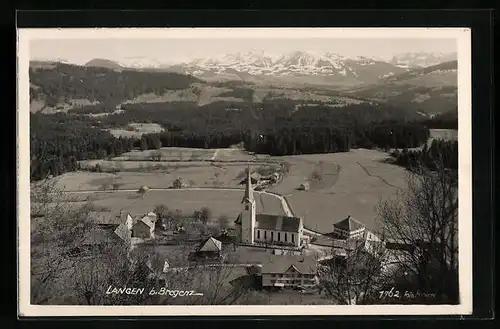 AK Langen b. B., Ortsansicht mit Umgebung und Blick auf Bergkette