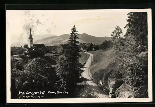 AK Langen b. B., Neue Strasse mit Ortseingang und Kirche