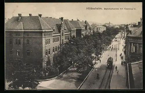 AK Hildesheim, Bahnhofsallee mit Kaserne II. und Strassenbahn aus der Vogelschau