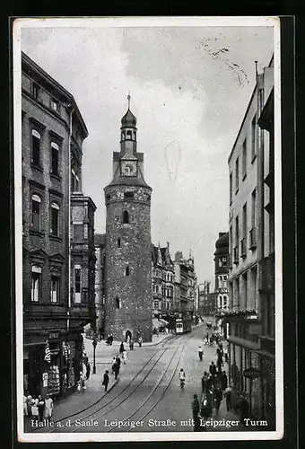 AK Halle /Saale, Leipziger Strasse mit Leipziger Turm und Strassenbahn