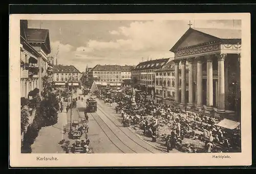 AK Karlsruhe, Partie am Marktplatz mit Strassenbahn