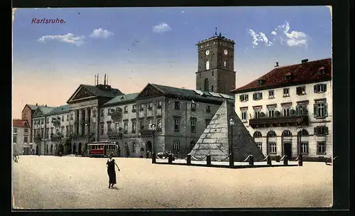 AK Karlsruhe, Partie am Pyramidengrabmal mit Strassenbahn