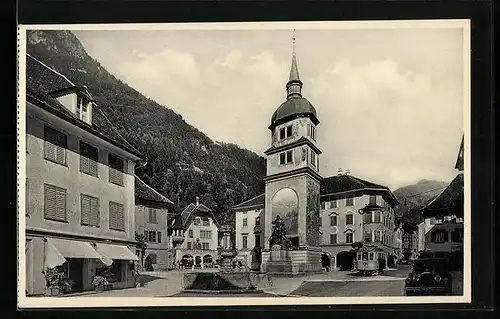 AK Altdorf, Dorfplatz mit Telldenkmal, Automobil und Strassenbahn