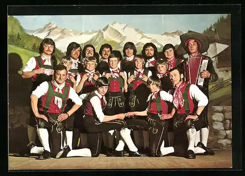 AK Oberwielenbach bei Bruneck, Schuhplattlergruppe vor Bergkulisse