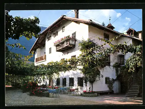 AK Eppan, Pension-Restaurant Strobelhof mit Tischen vor dem Haus