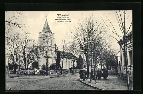 AK Wünsdorf /Kr. Teltow, Partie an der Gemeinde- und Garnison-Kirche mit Soldatengruppe