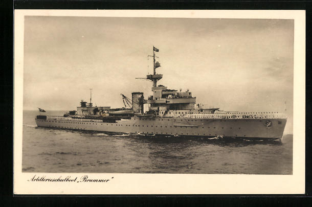 AK Artillerieschulboot Brummer mit Mannschaftsparade an Deck, Nr