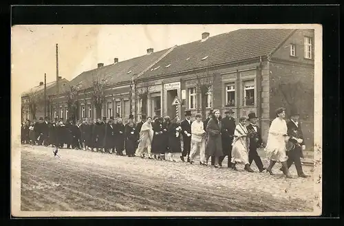 Foto-AK Barenthin, Hochzeit Fam. Hähnel an der Lindenallee mit Tapeziergeschäft von Otto Wesenberg ca. 1910