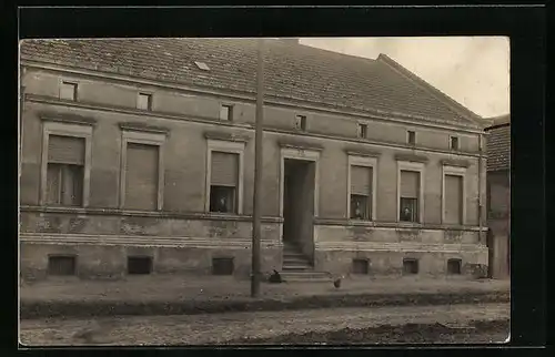 Foto-AK Stöffin, Häuseransicht mit Bewohnern 1932