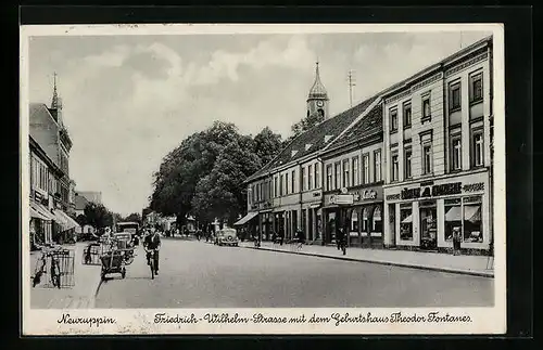 AK Neuruppin, Partie in der Friedrich-Wilhelm-Strasse mit Fontane-Geburtshaus und Löwen-Apotheke