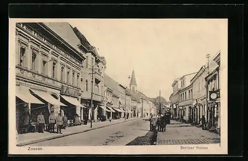 AK Zossen, Partie in der Berliner Strasse mit Soldatengruppe und Blick auf Kirche