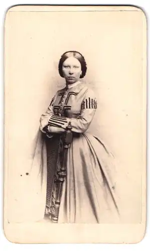 Fotografie H. Richter & Co., Dresden, junge Frau im gemusterten Biedermeierkleid schaut in die Kamera