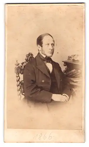 Fotografie J. E. Feilner, Bremen, Portrait Herr im Anzug mit Koteletten und Halstuch, 1866