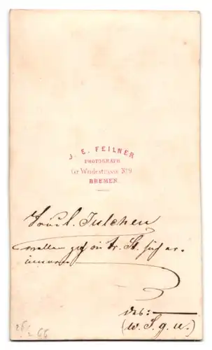 Fotografie J. E. Feilner, Bremen, Portrait Herr im Anzug mit Koteletten und Halstuch, 1866