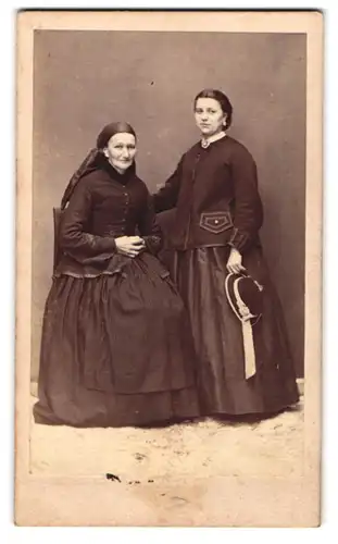 Fotografie Heinrich Dolezel, Griesskirchen, Grossmutter im dunklen Kleid mit ihrer Tochter im Atelier