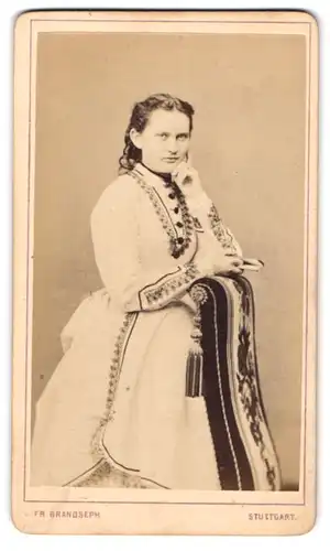 Fotografie Fr. Brandseph, Stuttgart, junge Dame im hellen bestickten Kleid mit Locken