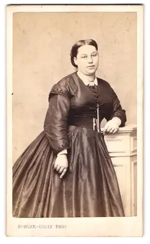 Fotografie Kohler-Dietz, Mulhouse, junge Frau im seidenen Biedermeierkleid lehnent an einem Podest