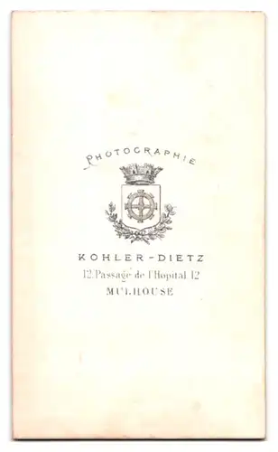 Fotografie Kohler-Dietz, Mulhouse, junge Frau im seidenen Biedermeierkleid lehnent an einem Podest