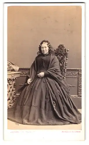 Fotografie Jno. Hawke, Devon, ältere Dame im Reifrockkleid mit Haube und Zöpfen