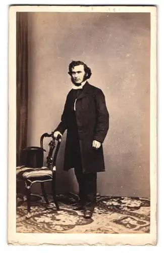 Fotografie Gnoom & Co., Plymouth, Herr im dunklen Anzug mit Backenbart und Zylinder auf dem Stuhl