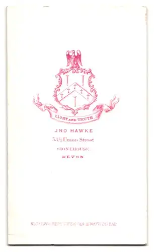 Fotografie Jno. Hawke, Devon, Dame im Biedermeierkleid mit Halskette posiert stehend am Sekretär