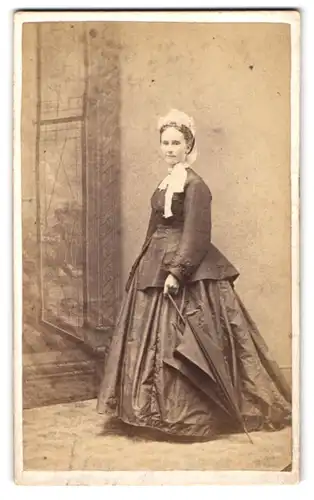 Fotografie W. Shephard, Bridport, junge Engländerin im seidenen Kleid mit Schirm und Haube